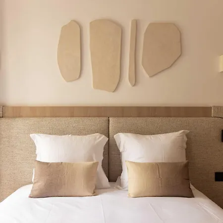 Charming With Ac - 2p- Musee Du Louvre *