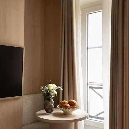 Charming With Ac - 2p- Musee Du Louvre