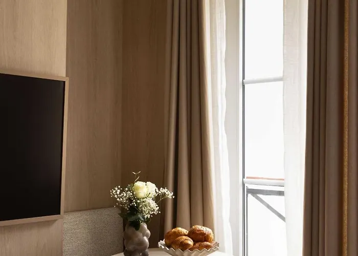 Charming With Ac - 2p- Musee Du Louvre