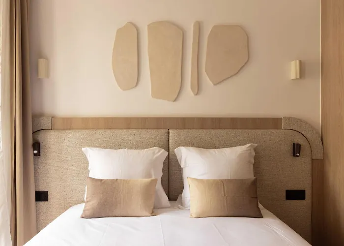 Charming With Ac - 2p- Musee Du Louvre *